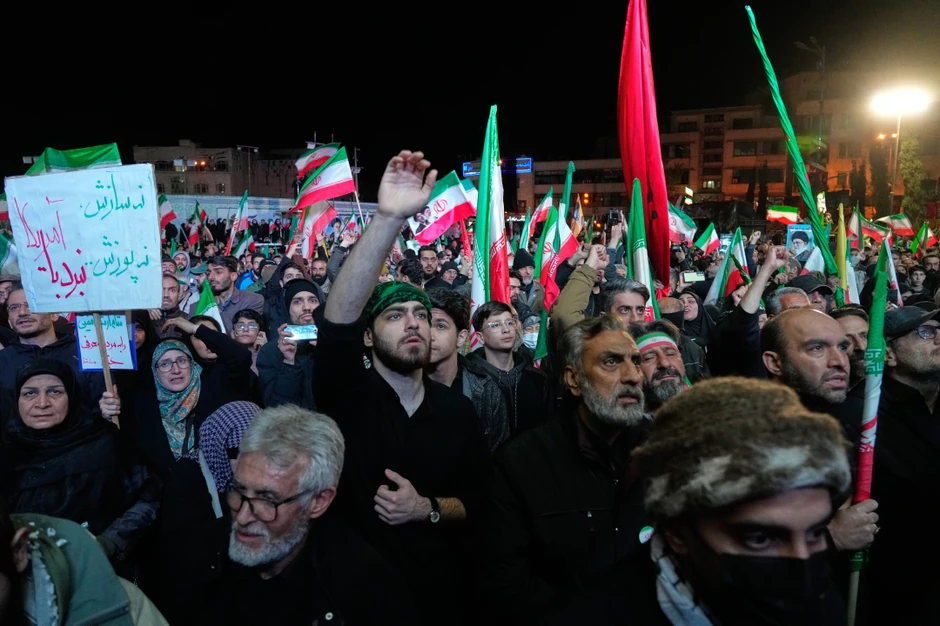 Iranski provladini demonstranti prisustvuju skupu nakon objave dvonedeljnog primirja u ratu sa Sjedinjenim Državama i Izraelom, na Trgu Enkelab-e-Eslami, ili Islamske revolucije, u Teheranu, Iran