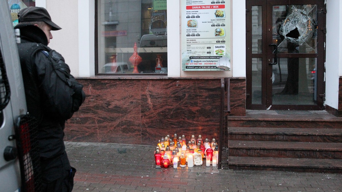 Prezydent Ełku w rozmowie z Onetem powiedział, że siostra zmarłego w wyniku awantury w sylwestrową noc 21- letniego mieszkańca Ełku prosi o zachowanie spokoju. Po tym, jak okazało się, że Daniel miał zostać dźgnięty nożem przez obywatela Tunezji, pod jednym z lokali w mieście doszło do manifestacji oburzenia. Policja zatrzymała 28 agresywnych osób.