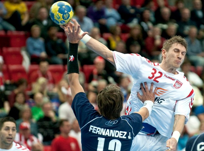 Tomasz Rosiński zuca na bramkę Argentyńczyków