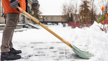 nie odśnieżyłeś chodnika? możesz zapłacić mandat w wysokości nawet 1500 zł!