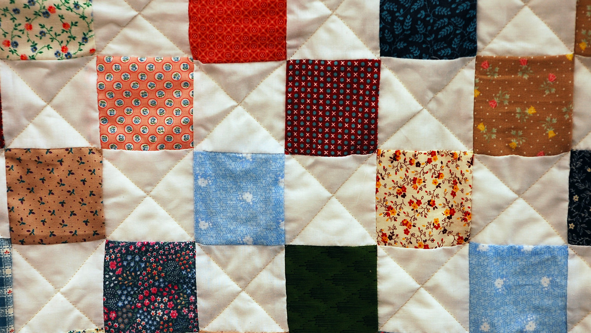 Jak uszyć narzutę patchwork dla dziecka? Wybór tkanin, akcesoria, inne  obicia - Dziecko