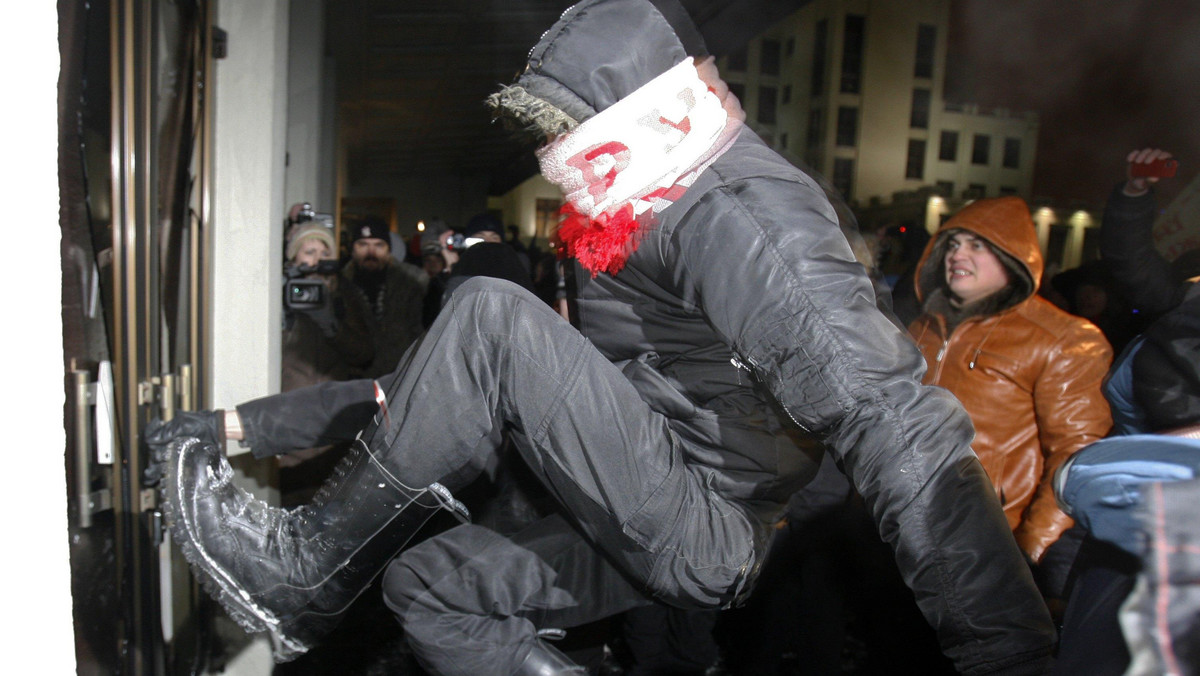 Przedstawiciele opozycji białoruskiej oświadczyli we wtorek, że atak na drzwi budynku rządu podczas niedzielnej demonstracji w Mińsku był prowokacją struktur siłowych - białoruskich albo rosyjskich. Opozycjoniści mówili o tym na wspólnej konferencji prasowej.