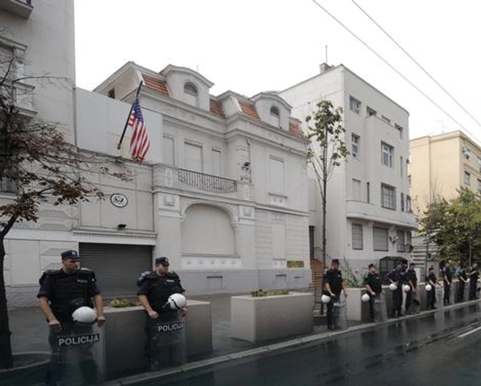 Tadašnja zgrada američke ambasade takođe je bila na udaru vandala tokom demonstracija