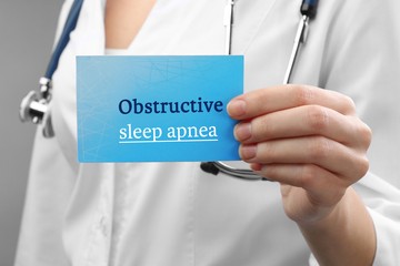 Apnoe esetén alvás közben a garat falai összetapadnak, melyek egy erőteljes légvétel kíséretében ugyan szétnyílnak, de közben átmeneti légzéskimaradás következik be. Súlyosabb alvási apnoe esetén ez a folyamat akár óránként többször is megismétlődhet, hosszú távú egészségkárosodáshoz vezetve, mint a magas vérnyomás, szívinfarktus, agyi keringési zavarok.
