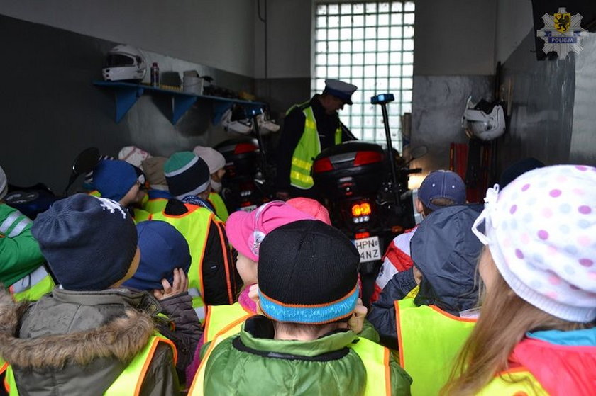 Policjantów z Malborka odwiedziły dzieci ze szkoły podstawowej nr 8