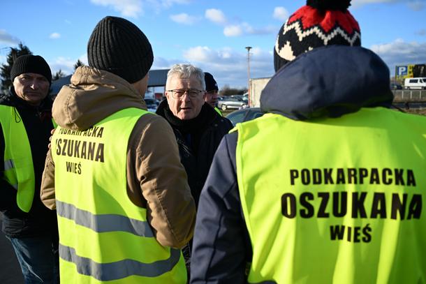 Minister rolnictwa i rozwoju wsi Czesław Siekierski rozmawia z protestującymi rolnikami na przejściu granicznym w Medyce. 23.12.2023 r.