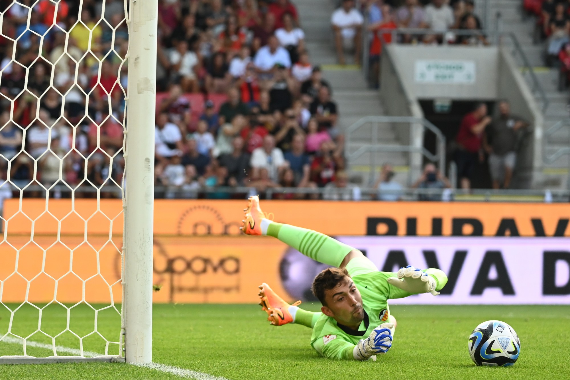 Brankár Valencie Cristian Rivero chytá penaltu.