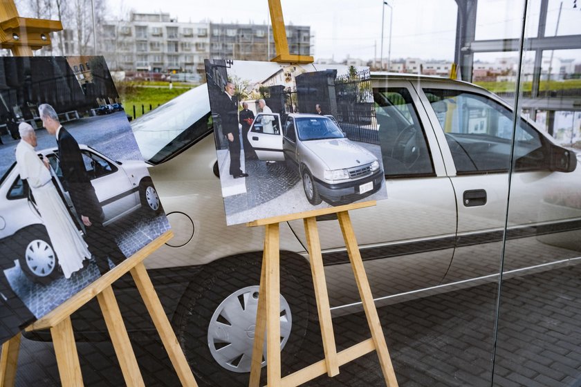 Opel przed kościołem w Radzyminie. To.. relikwia!