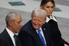 Melanija Tramp ušetala u NAJORIGINALNIJEM KAPUTU i nijednu bivšu prvu damu NE FERMA NI ZA PET PARA! Ponovo srušila "protokol", ali GOSPODSKI, a izraz njenog lica govori sve