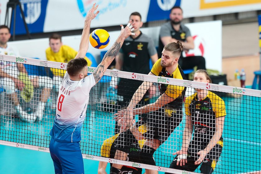 Żona obcięła mu włosy, a Skra Bełchatów kontrakt. Jednak i na to mistrz świata z 2014 roku nie narzeka.