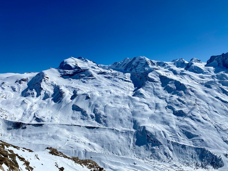 Widok ze szczytu Rothhorn w kierunku południowo-wschodnim na masyw Monte Rosa. Od lewej Dufourspitze, Liskamm, Castor, Pollux