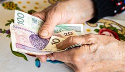 Ponad 1600 zł dodatku do emerytury. Wypłaty świadczeń ruszą w kwietniu