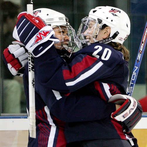 Julie Chu z wykształcenia jest psychologiem. Przed wyjazdem do Soczi pracowała  jako asystent trenera drużyny hokeja na lodzie w Union College w Schenectady.