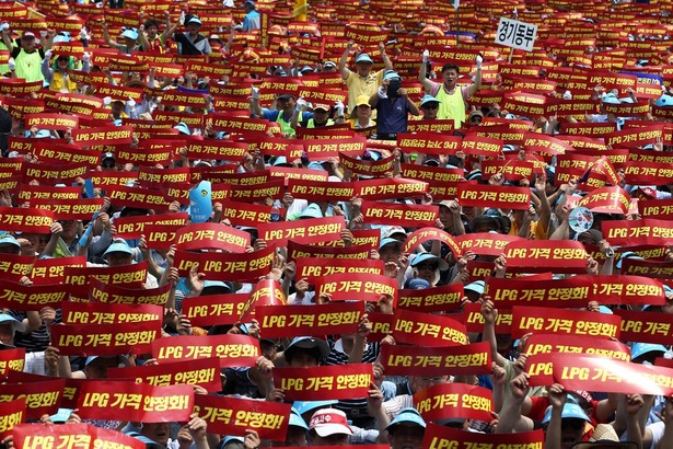 Seul (Korea Południowa). Protest taksówkarzy rządających stabilizacji cen paliw.