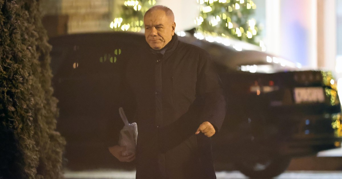 Tak politycy PiS opuszczali spotkanie z Kaczyńskim. Sasin wyszedł z pakunkiem [ZDJĘCIA]