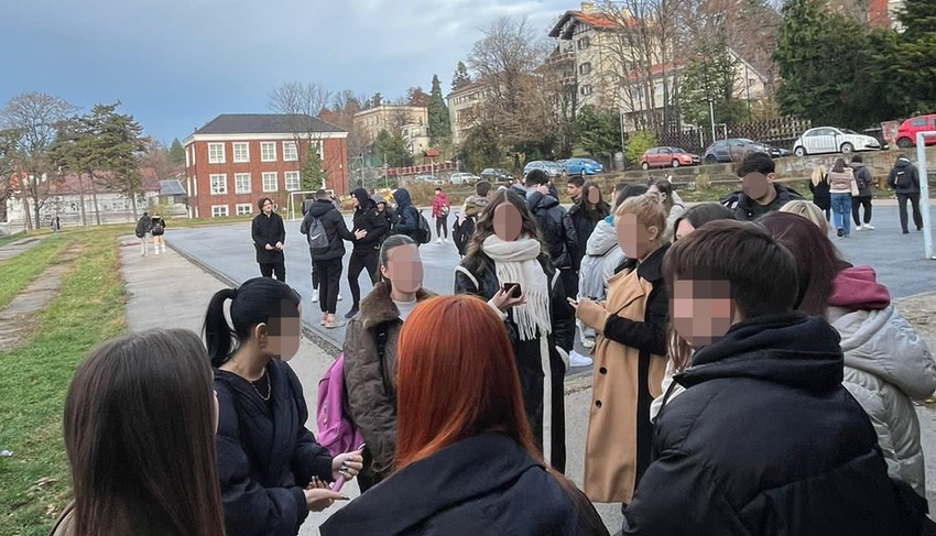 Školarci čekaju da se škola pregleda nakon dojave