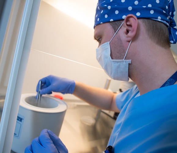 Embriolog dr n. med. Adam Abramik prezentuje sposób przygotowania tkanki do przeszczepu