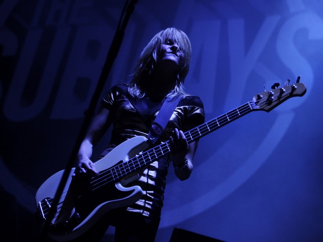 17. Charlotte Cooper – basistka i wokalista brytyjskiej formacji The Subways