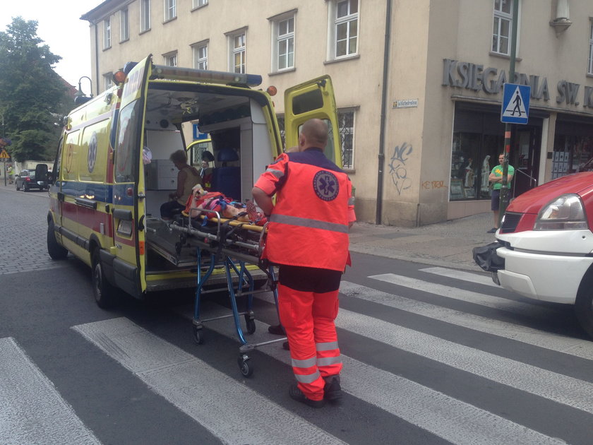 Babcia z wnuczką potrącone na pasach