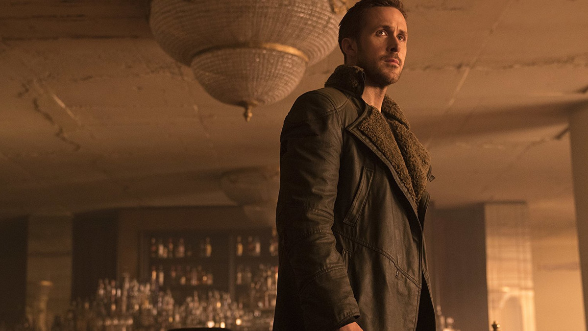 "Blade Runner 2049" był na długie miesiące przed pierwszymi pokazami najczęściej dyskutowaną premierą tego roku. Czy to może się udać? Czy kontynuacja nie zniszczy magii oryginału? Czy wyjaśnią się losy Deckarda? Film Denisa Villeneuve’a jest już w kinach, tymczasem warto zgłębić, czym tak naprawdę jest "Blade Runner 2049".