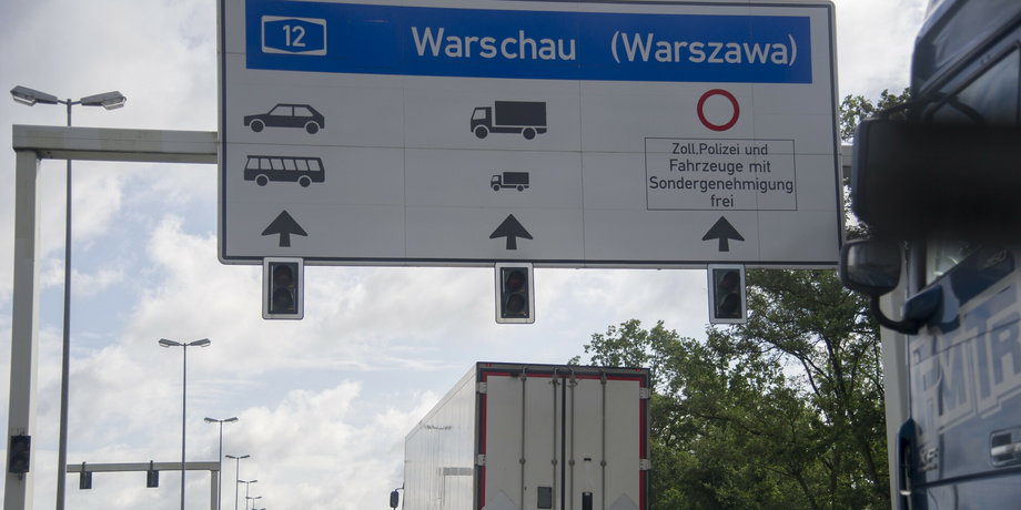 Powodem zamknięcia autostrady podanym przez Autobahn GmbH są "poważne uszkodzenia drogi A12 w obszarze budowy".