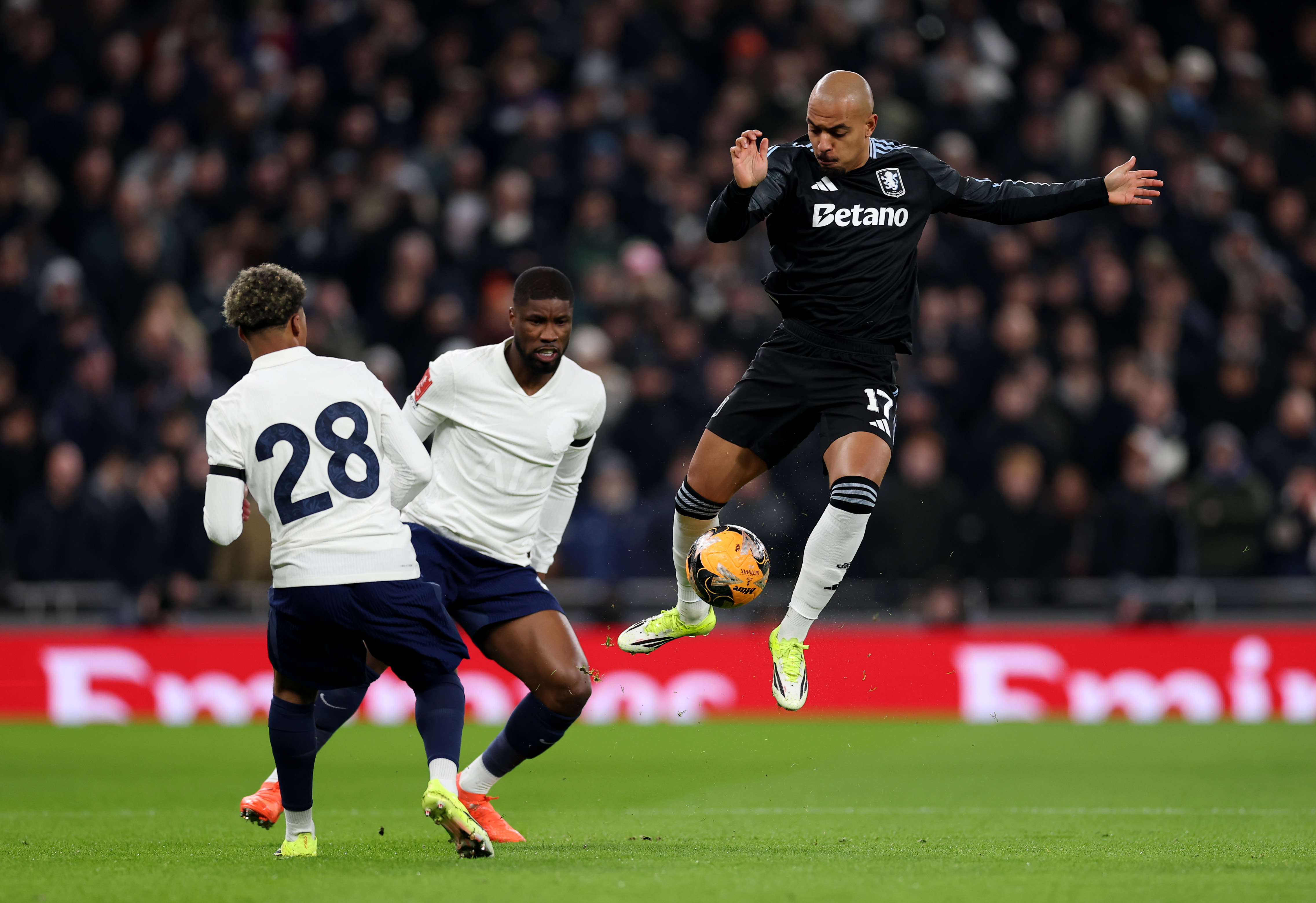 Tottenham uit alle bekertoernooien na 2-1 nederlaag tegen Villa