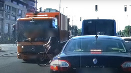 Nem sokon múlt a tragédia az Örs vezér terén: többsávos úton hajtott át egy kerékpáros – videó