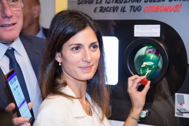 Virginia Raggi testuje nowy automat w metrze