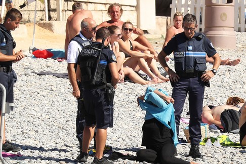 Exclusif - No Web No Blog - Premier contrle et proces verbal pour le port de burkini sur une plage d