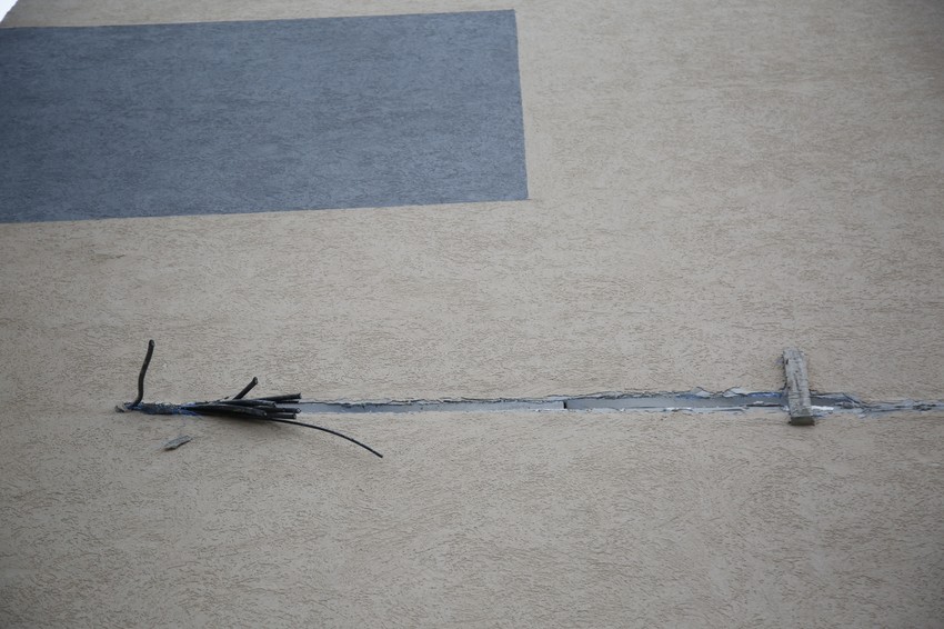 Kabl koji je uzidan u zgradu