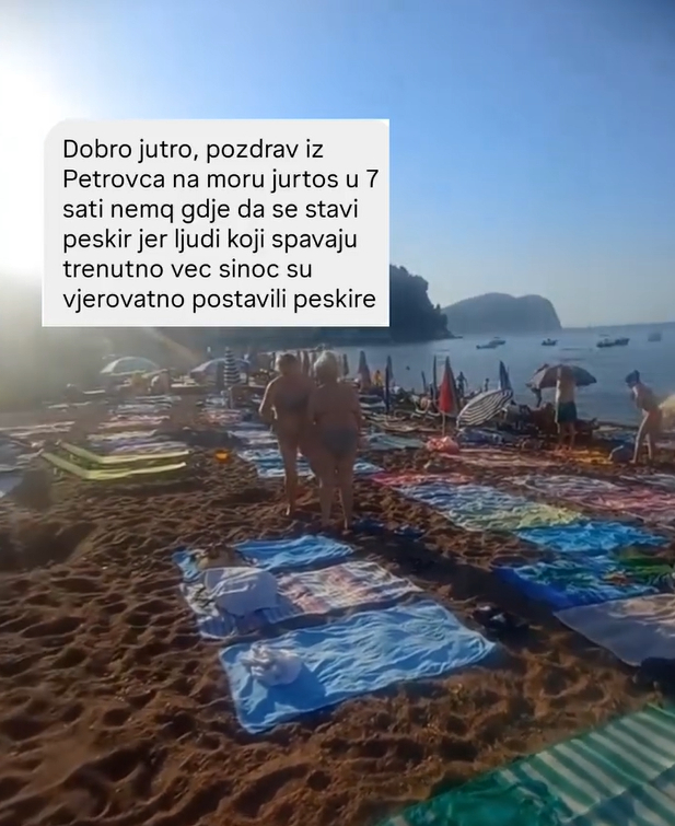 Pláž bola posiata uterákmi, no majiteľov nikde nebolo.