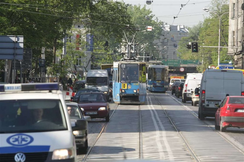 Wydzielili tory, a tramwaje i tak stoją!