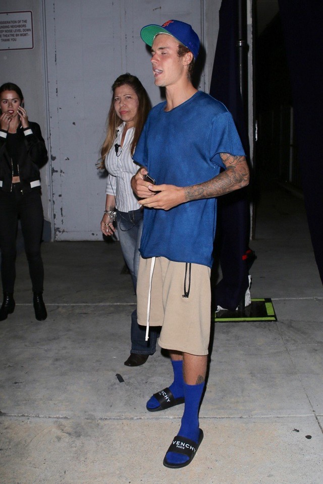 Justin Bieber zokni-papucsban! Visszahozza a divatba?