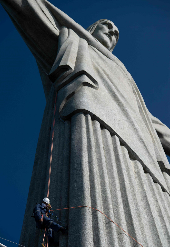 Prace konserwacyjne na 90-lecie figury Chrystusa Odkupiciela w Rio de Janeiro