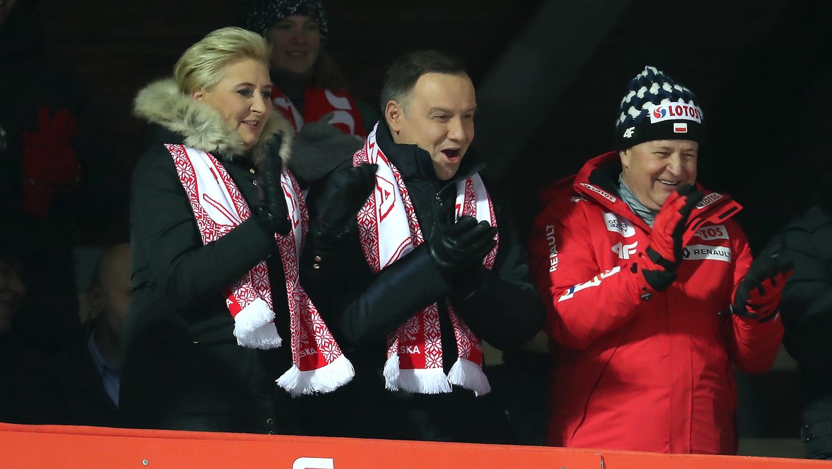 - To było absolutnie zasłużone zwycięstwo naszych skoczków - powiedział prezydent RP Andrzej Duda po inaugurującym sezon 2018/19 Pucharu Świata drużynowym konkursie na skoczni narciarskiej w Wiśle. Gratulacje złożył też premier Mateusz Morawiecki na Twitterze.