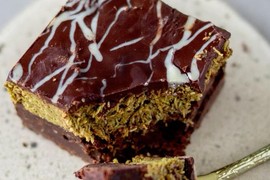 Dubai brauni kolač je poslednja u nizu poslastica sa pistaćima i kadaifom: Pravi se brže od svega do sada, a uz mekano čokoladno testo, Dubai fil postaje još ukusniji