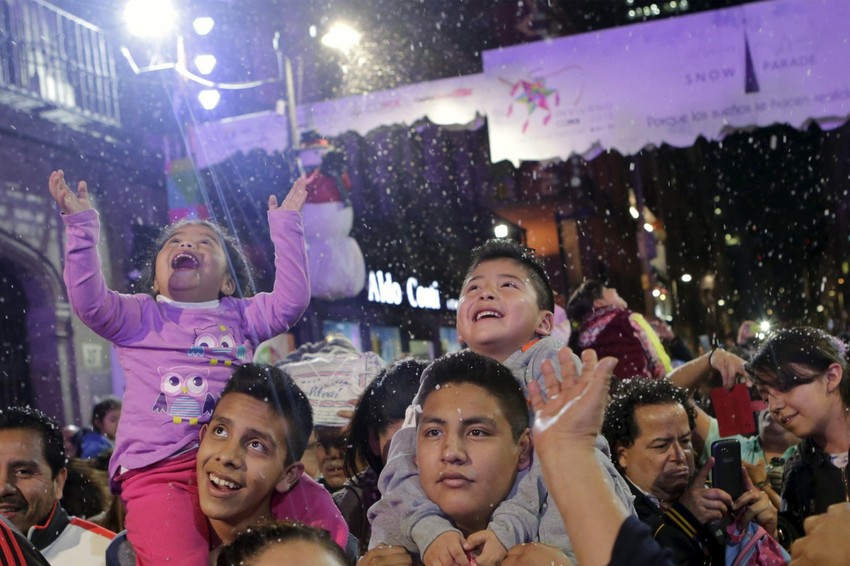 Radost dece na trgu Sokalo u Meksiko sitiju