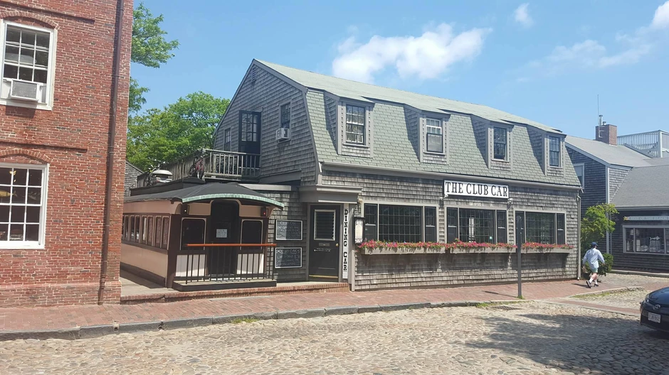 Poznati restoran, stecište slavnih spolja