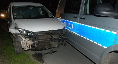 Pijany 44-latek po kradzieży auta uciekał przed policją. Zderzył się z radiowozem