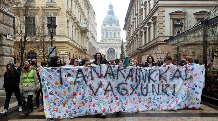 A tanársztrájk mellett kiállnak a diákok is, „Diáktüntetés a tanárainkért” címmel szerveztek rendezvényt szerdán /Fotó: Zsolnai Péter