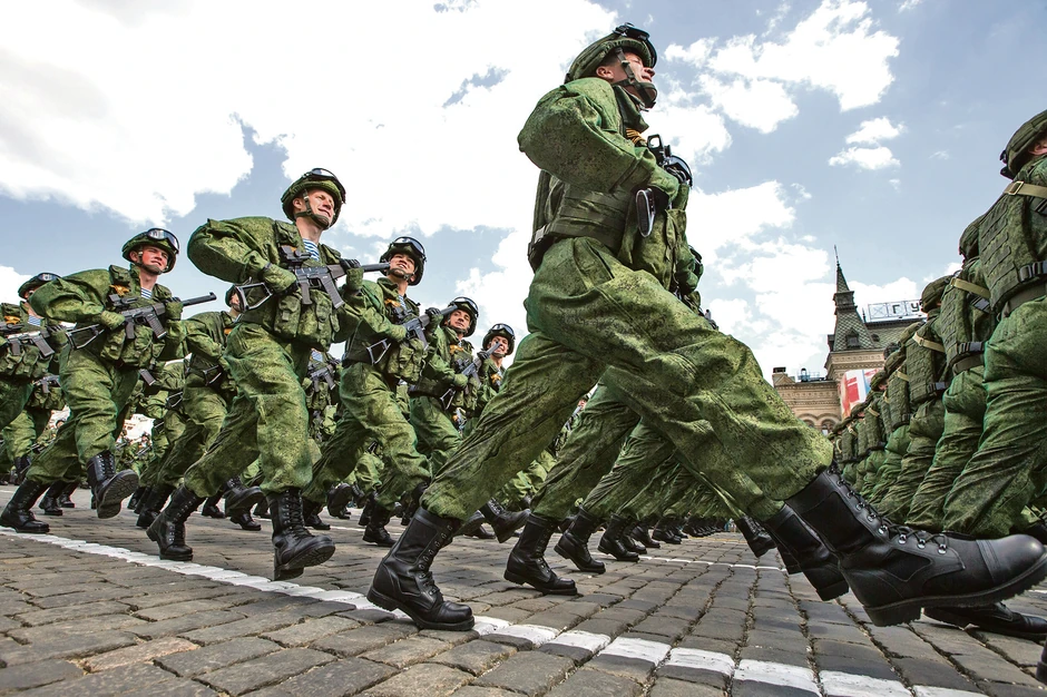 Prošle godine Moskva je održala najveću vojnu paradu do sada u kojoj je učestvovalo 15.000 članova osoblja s više od 200 komada vojne opreme. Na paradi su marširali i srpski vojnici
