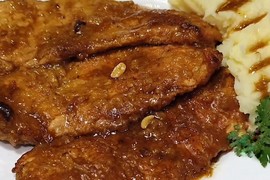 Najsočnije ŠNICLE SA BELIM LUKOM: Sve što vam treba je jedna šerpa i imaćete SAVRŠEN RUČAK!