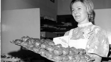 tłusty czwartek w prl. gdzie "rzucili" pączki? kolejki i surowce zastępcze [foto]