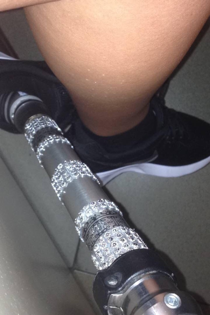 Proteza ukrašena cirkonima i tetovažama