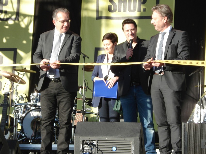 Svečanu vrpcu presekli gradonačelnik Niša Zoran perišić i direktor maloprodaje za Evropu kompanije "Immofinanz" Nikolas Fernandez