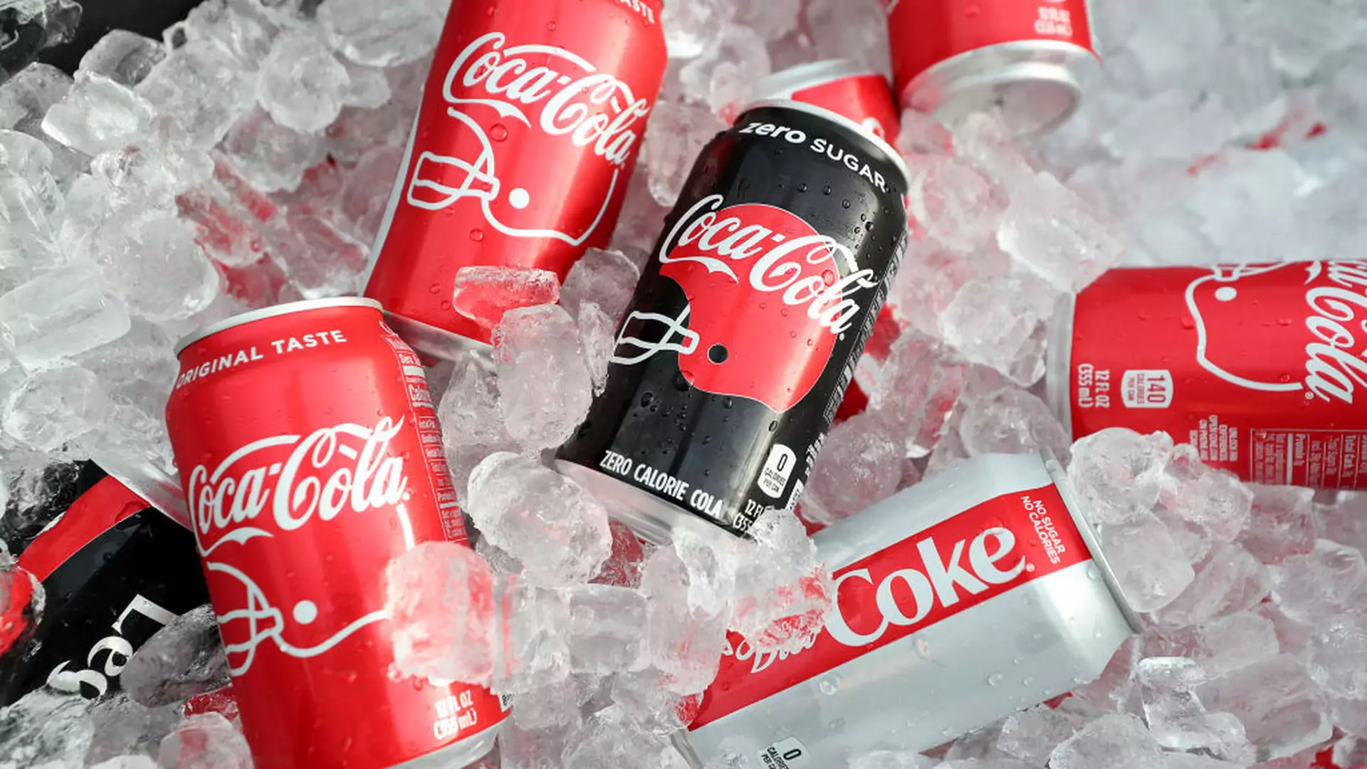 Coca-Cola rezygnuje z foliopaków na puszki. Nowe rozwiązanie jest proste i nadaje się do recyklingu