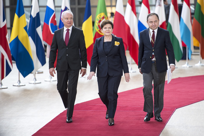 Stały przedstawiciel przy UE Jarosław Starzyk, premier Beata Szydło i wiceminister spraw zagranicznych Konrad Szymański w Brukseli w kwietniu 2017 r.