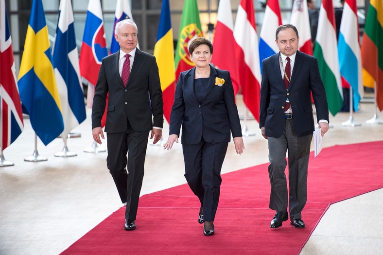 Stały przedstawiciel przy UE Jarosław Starzyk, premier Beata Szydło i wiceminister spraw zagranicznych Konrad Szymański w Brukseli w kwietniu 2017 r.