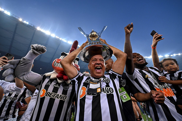 Piłkarze i sztab szkoleniowy Atletico Mineiro celebrujący zdobycie mistrzostwa Brazylii