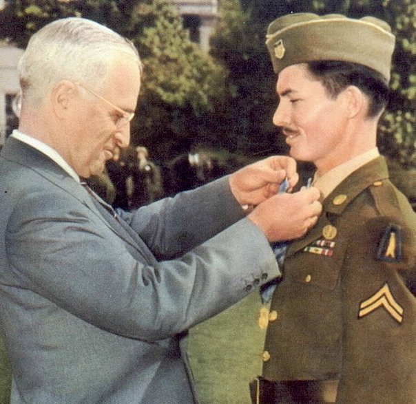 Obdżektor Desmond Doss podczas ceremonii odznaczenia Medalem Honoru